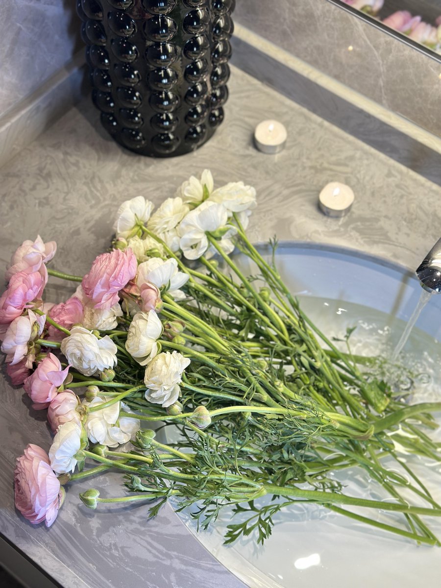 fieldsRTHY's tweet image. Life is about comforting yourself, like buying yourself flowers ✿