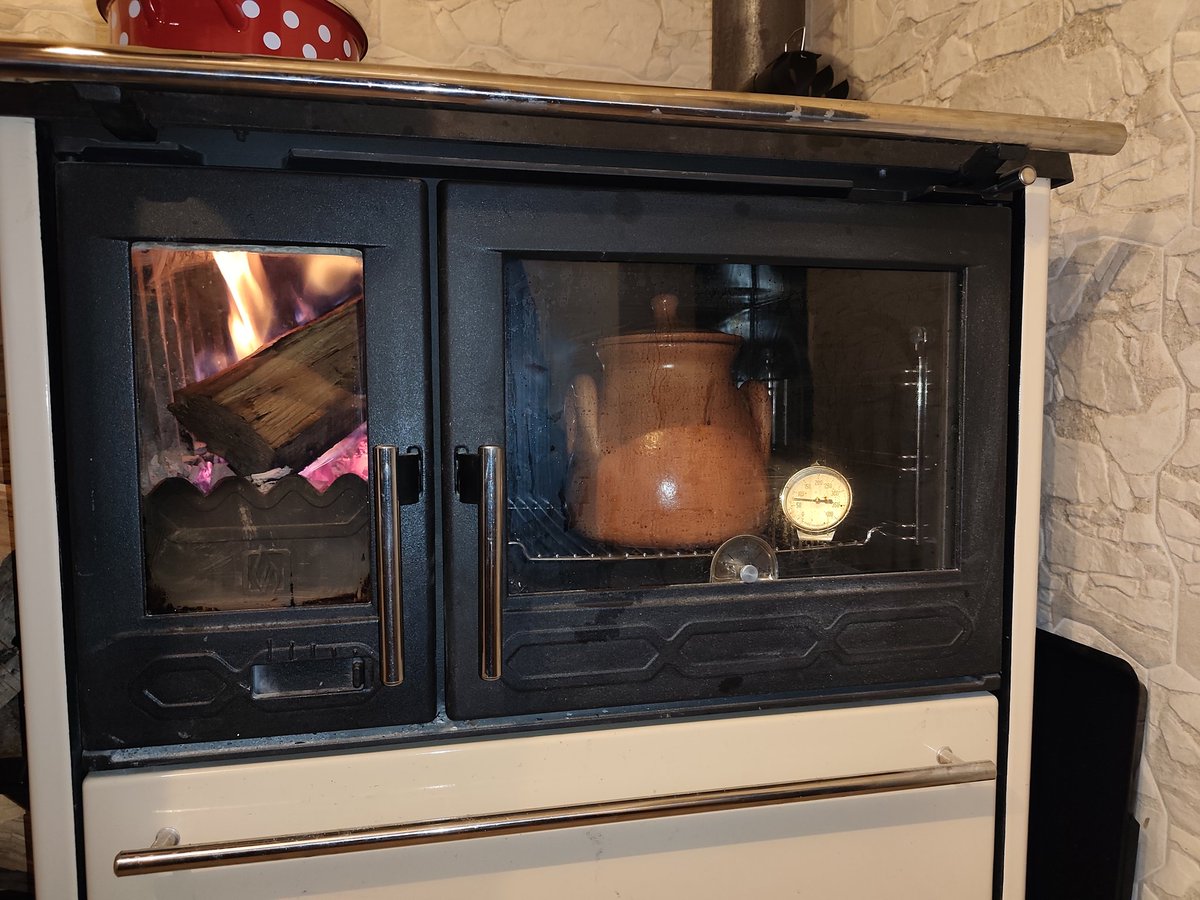 Dok se gore na ploče kuha vine, v roku se počinje krčkati gulaš za večeru..kak bu - bu..ak i ne bu snega, mi bumo se snašli.. ;)