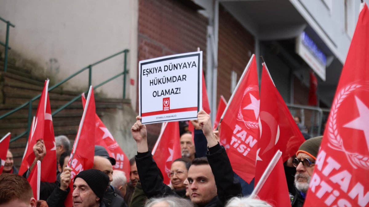 Dünyanın en büyük eşkıyasının İstanbul’daki merkezinde, ABD İstanbul Başkonsolosluğu önündeyiz!

Eşkıya dünyaya hükümdar olamaz! 

ABD, Venezuela’yı teslim alamaz!

Türk Milleti; müttefik Bolivarcı Venezuela Cumhuriyeti Devletinin ve kardeş Venezuela Halkının yanındadır. 🇻🇪🇹🇷