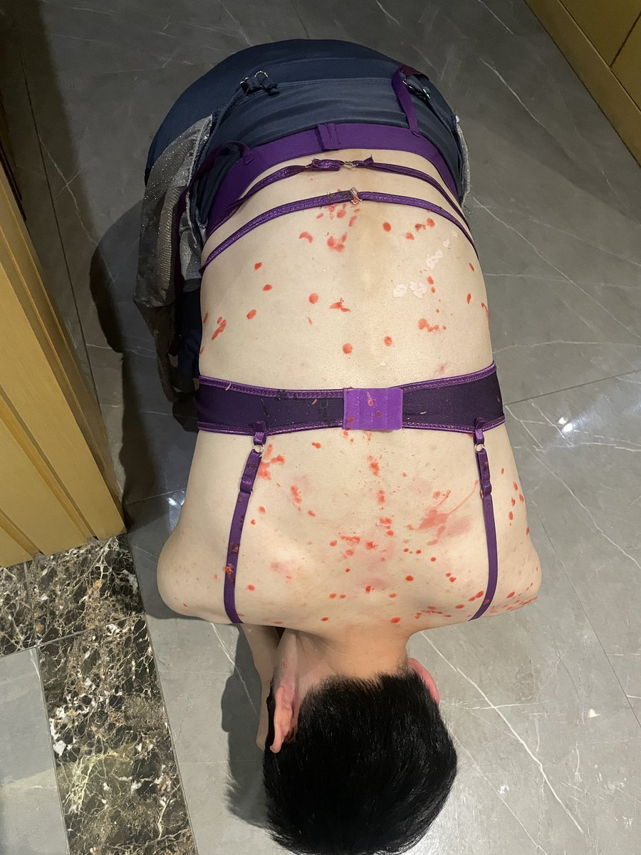 fudada233's tweet photo. 前几天第一次尝试，他真贱得没边了，疼得要死还是乖乖听话 https://t.co/fv8qZl7MlL