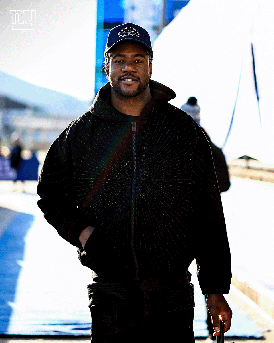 Giants's tweet image. Our Walter Payton Man of the Year winner in the building! 

RT to vote 🗳️

#WPMOYChallenge + Bobby Okereke