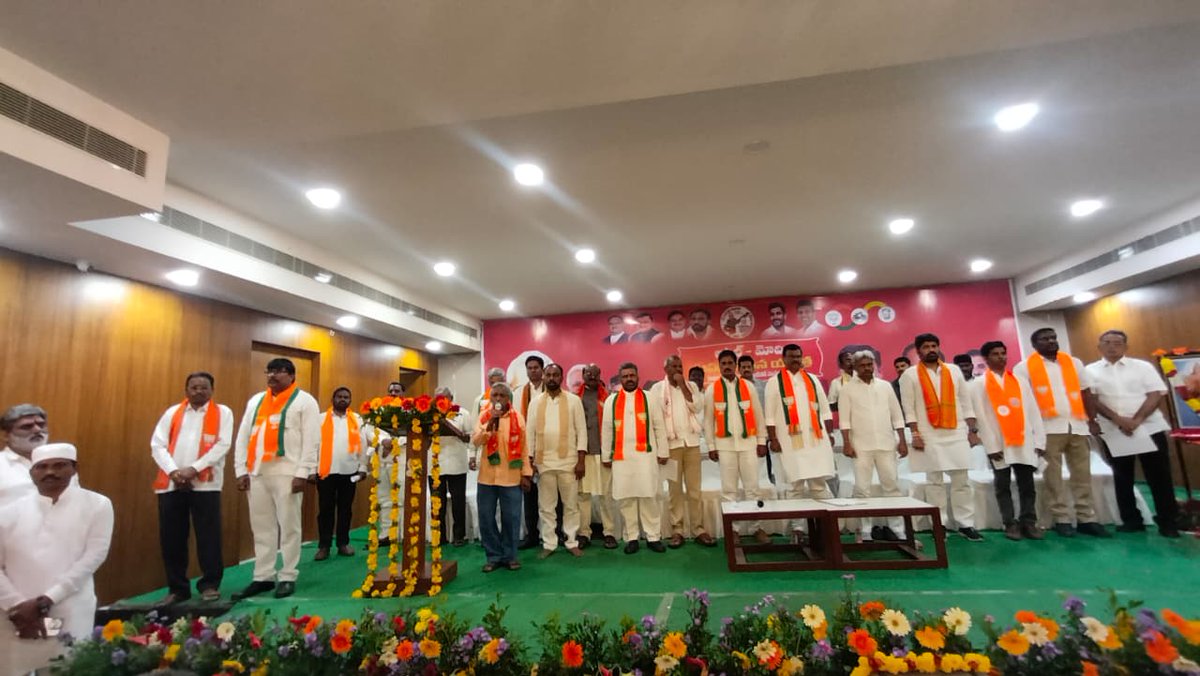 భారత రత్న , మాజీ ప్రధాన మంత్రి  స్వర్గీయ అటల్ బిహారి వాజపేయి గారి విగ్రహ ఆవిష్కరణ ఈరోజు గుంటూరు నడిబొడ్డులోని లక్ష్మిపురం హాలీవుడ్ బాలీవుడ్ సెంటర్ లో ఏర్పాటవడం బీజేపీ కార్యకర్తగా, గుంటూరు నగర వాసిగా చాలా ఆనందం కలిగించే విషయం. 

వాజపేయి గారి ధీరత్వాన్ని , ఎవ్వరికి తలొగ్గని