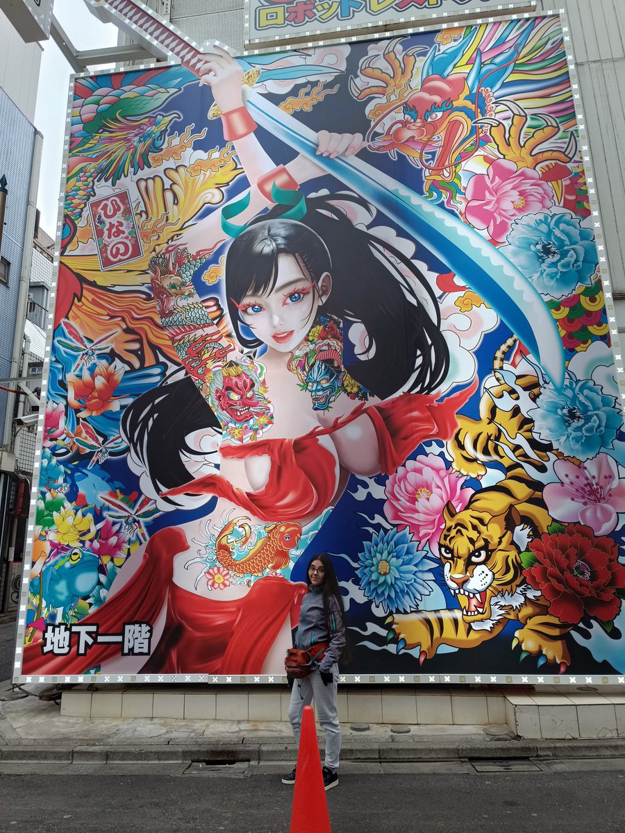 viajantescl's tweet photo. En Shinjuku, Tokio, hay un gato gigante en 3D que parece saltar desde un edificio 🐱🏙️
No es CGI de video: es una animación real en la pantalla curva del Cross Shinjuku Vision, frente a la estación.
Japón siempre un nivel más arriba.
#Shinjuku #Tokio #Japón #Viajes #ViajantesCL https://t.co/8MuXV1y7C1