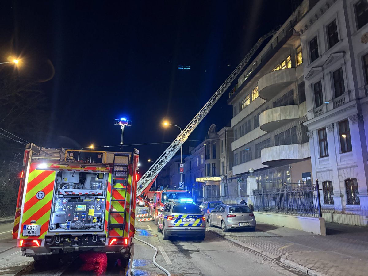 Jan_Sadovsky_CT's tweet photo. Hasiči uzavřeli ulici Drobného v Brně kvůli požáru na tamní soukromé klinice. Zahořelo v ní bateriové úložiště. Jedno podlaží zaměstnanci vyklidili ještě před příjezdem hasičů. Nikdo se během požáru nezranil. https://t.co/BgJfqo7Qsd