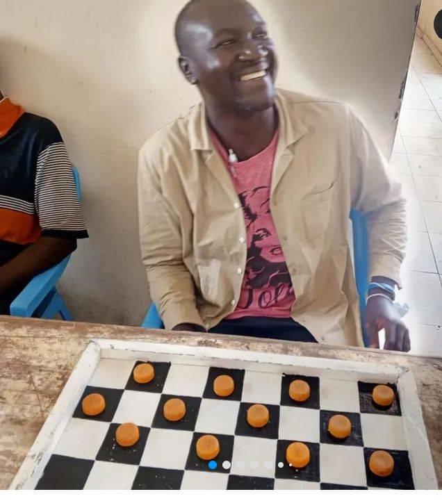 CarolRadull's tweet image. Did you know that a Kenyan is ranked 5th Internationally in Draughts.

Chrispin “Goj” Odhiambo is ranked 5th in the world in Draughts and is the only Grandmaster in East Africa according to the American Checker Federation (ACF) ratings.

Good Job! 👏🏽👏🏽👏🏽

#RadullKE