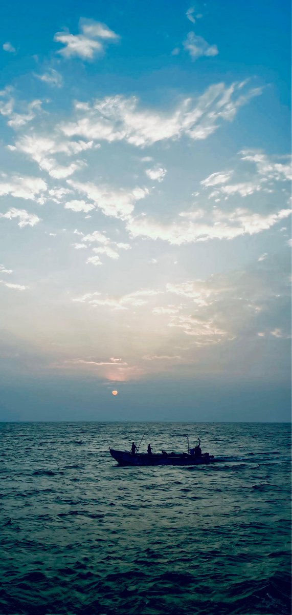 laddesham's tweet photo. A sunrise from the eternal world touched my heart at Kanyakumari—the last land of India, where the Indian Ocean and the Bay of Bengal meet. The early morning view was mesmerizing, overflowing with love, calm, and profound peace ✨ #Kanyakumari #indiasunrisepoint https://t.co/rm8ZyOlAsF