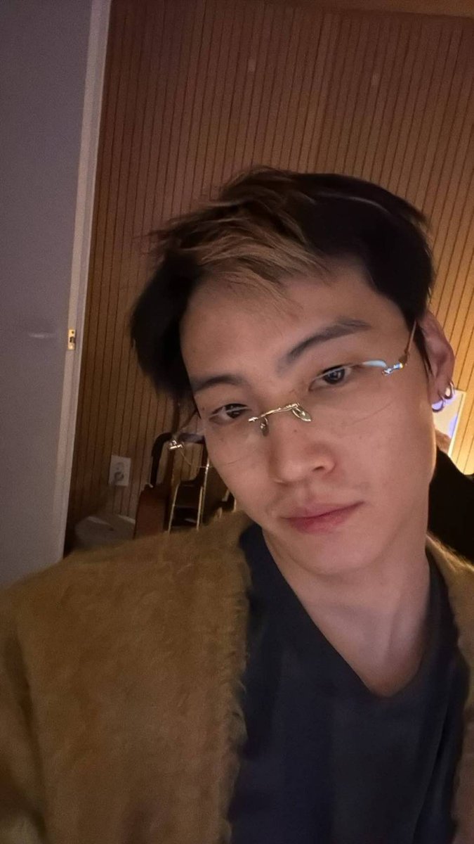 Juniidef's tweet image. #JAYB ส่งรูปเสื้อยืดสีดำมาใน B stage และที่เสื้อเขียนเป็นภาษาเกาหลีว่า 

" 저에 대한 객관적인 비평 또는 피드백? 그런거 원하지 않습니다. 무조건 박수갈채. 일방적이고 편향적인 칭찬 부탁드립니다. " 

" ผมไม่ต้องการคำวิจารณ์หรือข้อเสนอแนะที่ตรงไปตรงมาเกี่ยวกับตัวผมครับ…