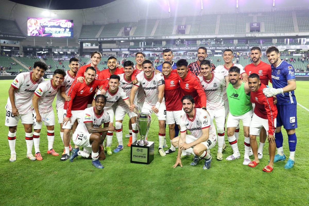 eugeniaa_cc's tweet photo. Hace un año, Toluca levantaba la Copa del Pacífico. Era el primer aviso de que algo grande se estaba gestando.
Los grandes años no siempre hacen ruido al empezar, era el comienzo de todo @TolucaFC  🏆🏆👹 https://t.co/SHoS317lXJ