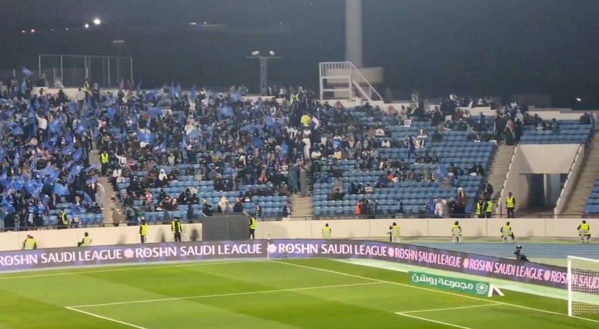 والله جمهور الهلال بالجنوب مستحيل يخذلك  

رغم الاجواء الباردة الا انهم حاضرين قبل المباراة بساعة ونص ! 
الجمهور الأوفى والله 💙