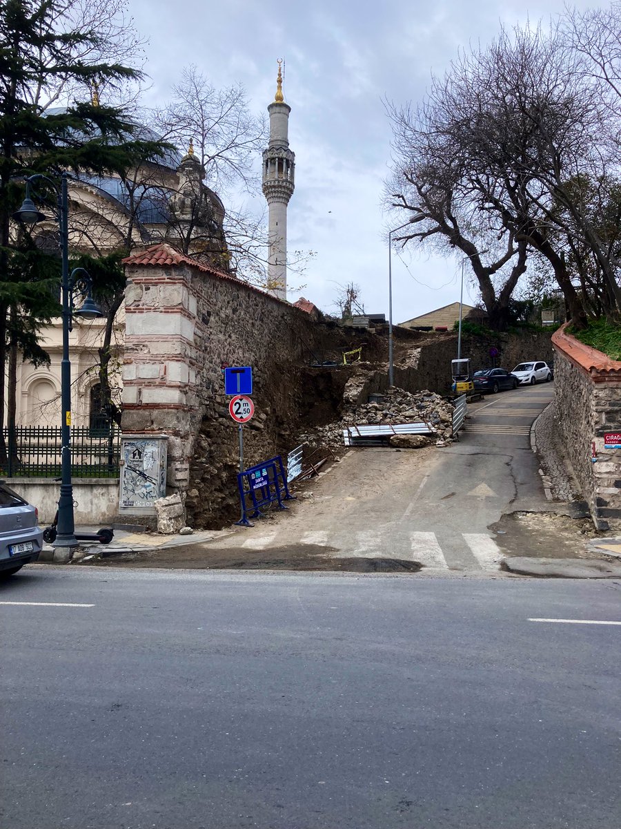 Geçen sene bu vakit Yahya Efendi’ye çıkan, İstanbul’un en müstesna sokaklarından birine nasıl asfalt dökülebildiğini konuşuyorduk. Şimdi sıra sokağı çerçeveleyen taş duvara gelmiş. Otel güvenliği 1,5 ay kadar önce yolu genişletmek için yıkıldığını söyledi. Doğru mu <a href="/BesiktasBel/">Beşiktaş Belediyesi</a> ?