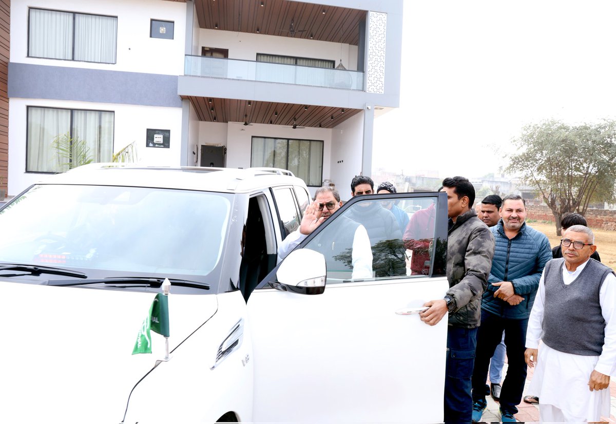 NeerajBuradehar's tweet photo. आज भैणी महाराज पुर रोहतक में मेरे अजीज रिश्तेदार चिराग रापड़िया को शादी के बाद घर पहुंचकर गुरु जी चौधरी अभय सिंह चौटाला जी ने बधाई एवं आशीर्वाद दिया..!!❤️🙏
@AbhaySChautala https://t.co/N91PIO6dI8