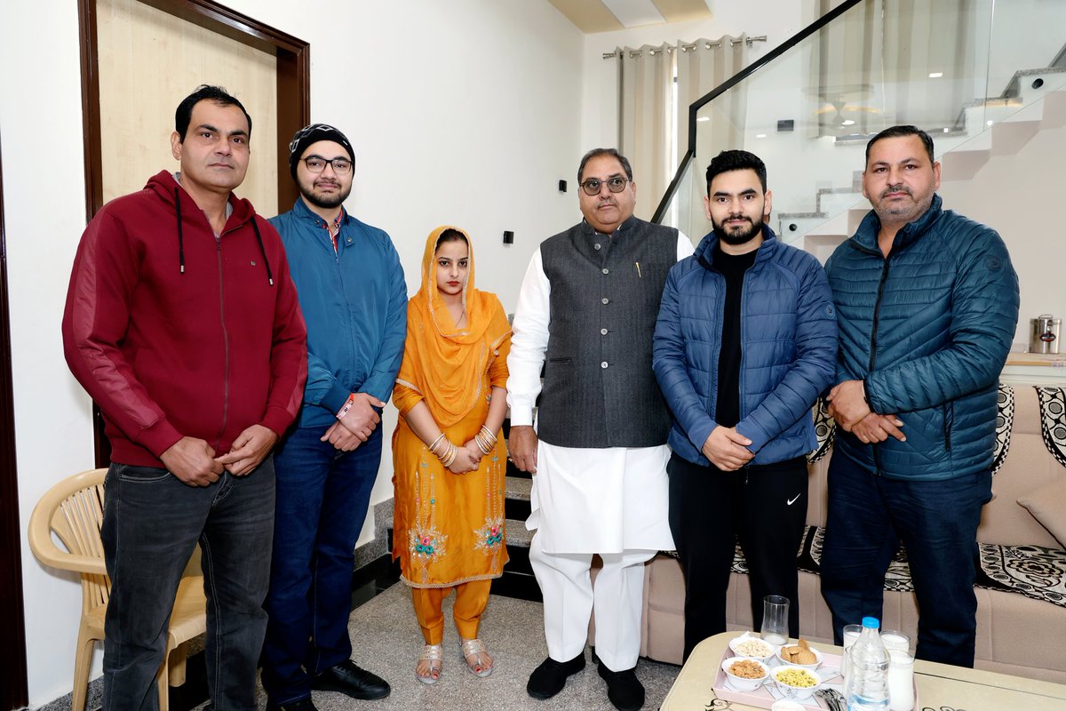 NeerajBuradehar's tweet photo. आज भैणी महाराज पुर रोहतक में मेरे अजीज रिश्तेदार चिराग रापड़िया को शादी के बाद घर पहुंचकर गुरु जी चौधरी अभय सिंह चौटाला जी ने बधाई एवं आशीर्वाद दिया..!!❤️🙏
@AbhaySChautala https://t.co/N91PIO6dI8