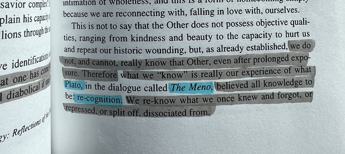 Ljjmov's tweet image. نحب الآخر لأننا نحب رؤية ومعرفة أنفسنا.
نحن لا نقوى على «معرفة» الآخر -والآخر هنا بمعنى شريك الحياة- ما نعرفه حقا هو خبرتنا الذاتية. وجوهر كل معرفة هو «إعادة التعرف» فنحن نعيد معرفة ما كنا نعرفه ثم نسيناه أو قمعناه أو انفصلنا عنه.