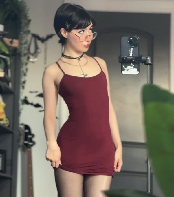 Huni 🍯 - 1 pic. red for the new year 🥀 https://t.co/rodPXiyMsT
