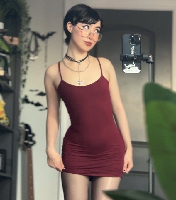 Huni 🍯 - 2 pic. red for the new year 🥀 https://t.co/rodPXiyMsT