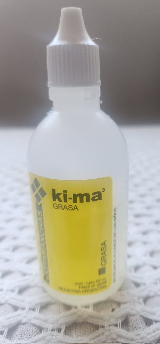 A falta del lapicito Tide por estas tierras, me ha dado muchísimo resultado este producto (este es para manchas de grasa, pero vi variedades para óxido y varias manchas específicas más)