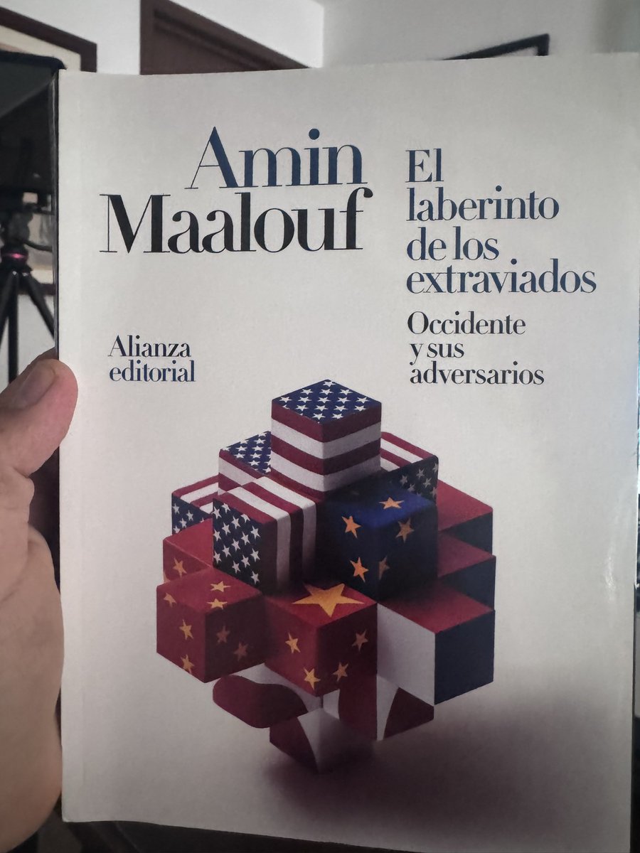 LO QUE APRENDÍ LEYENDO A Amin Maalouf (El laberinto de los extraviados)

No estamos viviendo una crisis de poder. Estamos viviendo algo más profundo y más peligroso: una crisis de sentido histórico.

Después de 1945, con las ruinas de la Segunda Guerra Mundial aún humeantes,