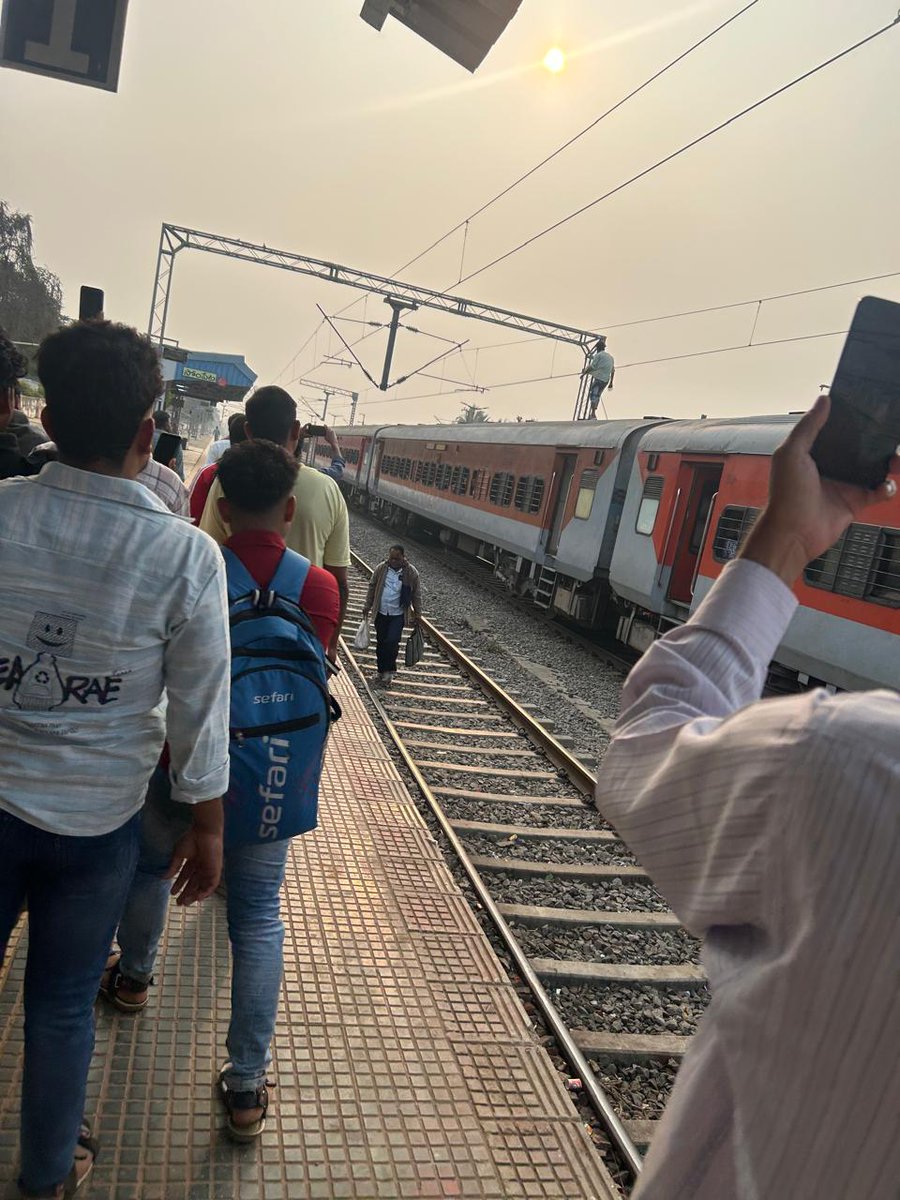 jsuryareddy's tweet photo. A Youth Climbed onto the Roof of the Bhubaneswar-Tirupati Superfast Express (weekly) Train 🚆  at #Sompeta Railway Station in #Srikakulam district, #AndhraPradesh today. [#ClimbOnTrain]

Causing nearly 30-minute Rail Disruption, as authorities cut power and halted the train to safely rescue him from high-voltage lines. 

He was ran across several coaches before brought down by officials. 

The Railway Official identified him as a resident of West Bengal and looks like he is mentally unstable.

The Railway Police, Palasa took the young man into custody and are investigating.