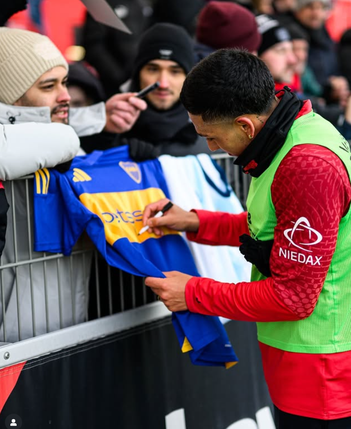 la12tuittera's tweet photo. #ExBoca | En la vuelta a los entrenamientos, Equi Fernández firma una camiseta de #Boca. 💙
💛💙 https://t.co/205UZQryTH