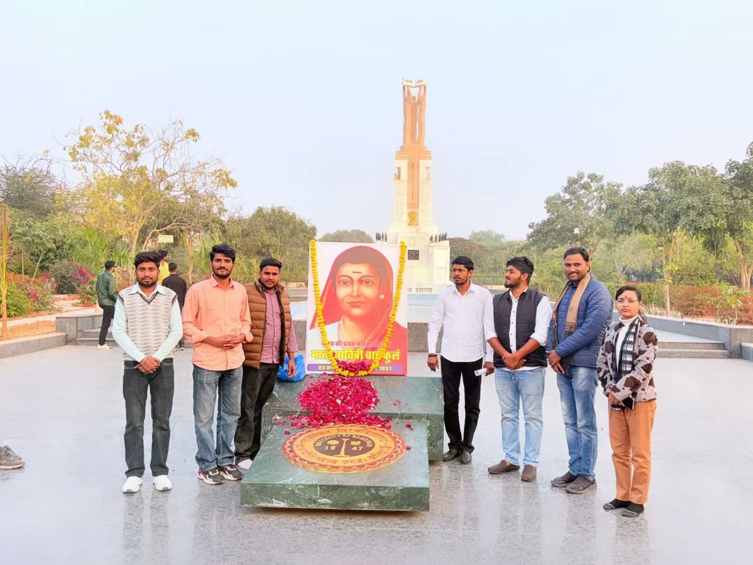RamnareshR42307's tweet photo. मां सावित्री बाई फूले की 195वी जयंती पर राजस्थान विश्विद्यालय के संविधान पार्क में पुष्पांजलि अर्पित कर मां सावित्री बाई फूले को नमन किया। #jaiphule https://t.co/ftnax7lnU6