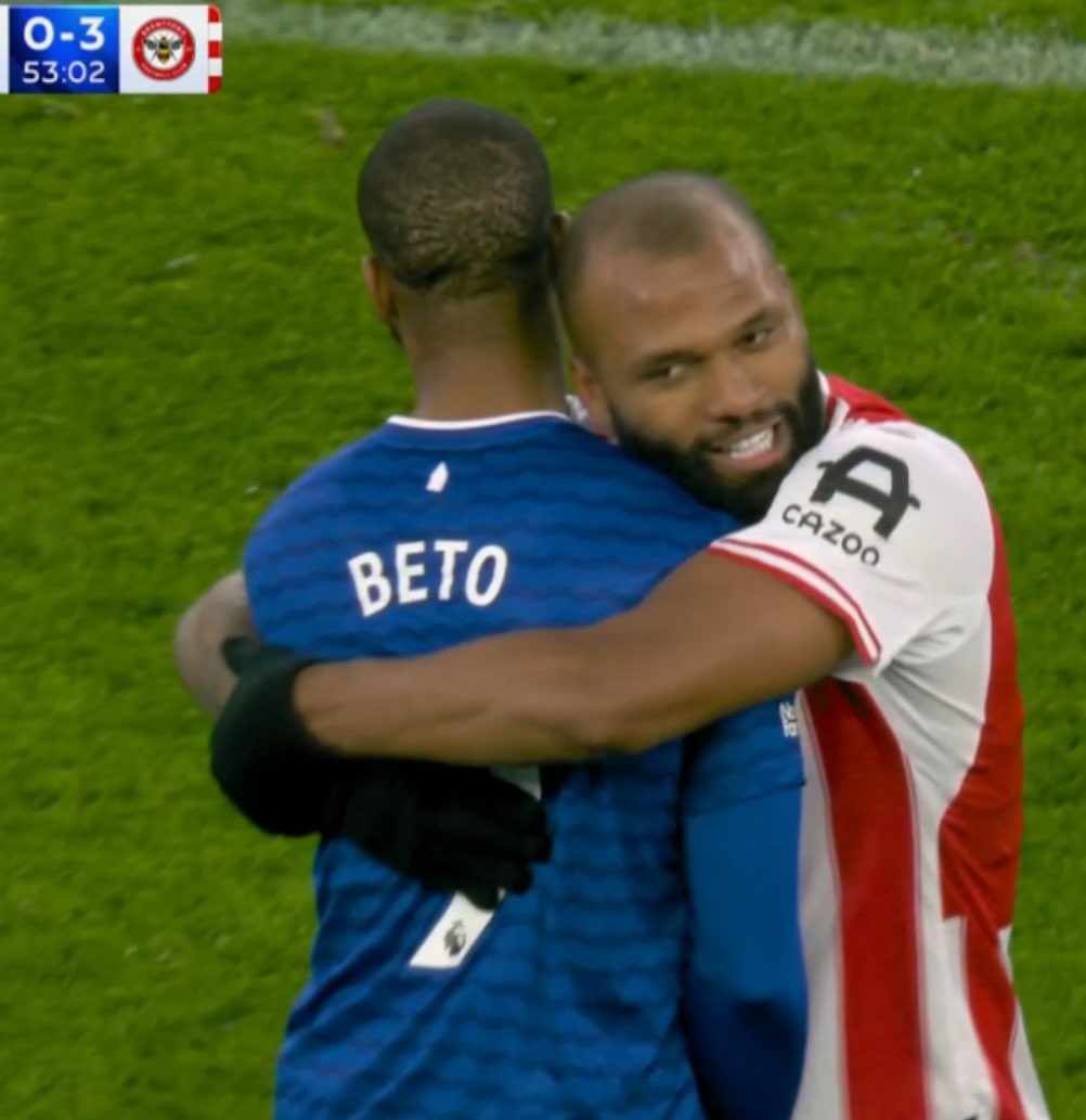 ArchieBFC's tweet image. Thiago hugging Beto, shithousery at its finest. 😭😭😭