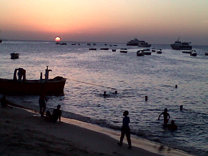 CivicActionHQ's tweet image. Lost in a moment, somewhere sometime along the West African coast. Just the Atlantic breeze, the setting sun, the rhythm of the tides! A memory etched in gold and blue 💛💙
#WestAfrica #AtlanticCoast #SunsetLovers #TravelAfrica #GoldenHour #Silhouette 
#myclick
@indian_pitta