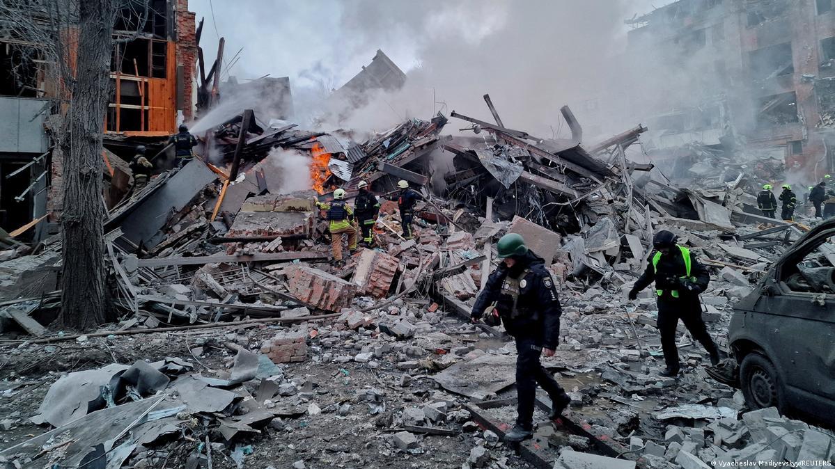 the_ins_ru's tweet image. До пяти выросло число жертв российского удара по Харькову

Об этом сообщил местный мэр Игорь Терехов. По его словам, под завалами найдены фрагменты еще одного тела.

Ранее Минобороны РФ заявило, что не наносило удара по городу 2 января.

«Вооруженные Силы РФ не планировали и не…