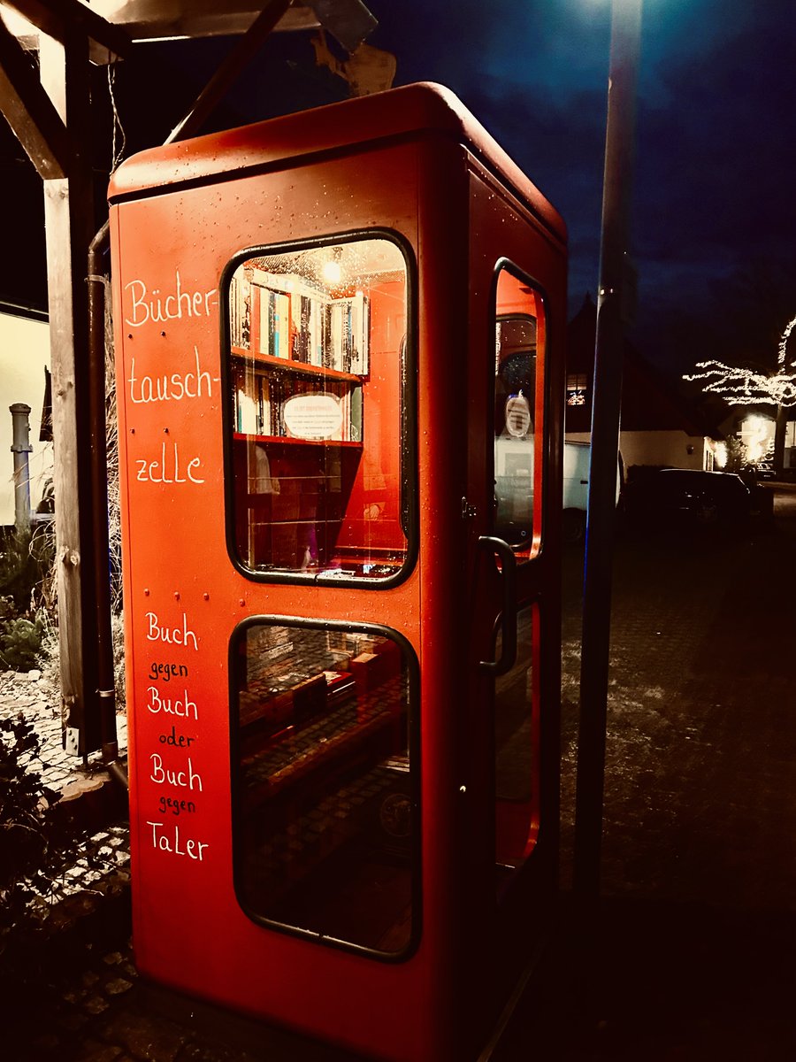 EMSLaurenson's tweet photo. After a lovely wintery day by the seaside, I discovered this #streetlibrary in an old phone booth.
Have you ever taken or given a #book to these public book swaps? https://t.co/YlFacy4jdb