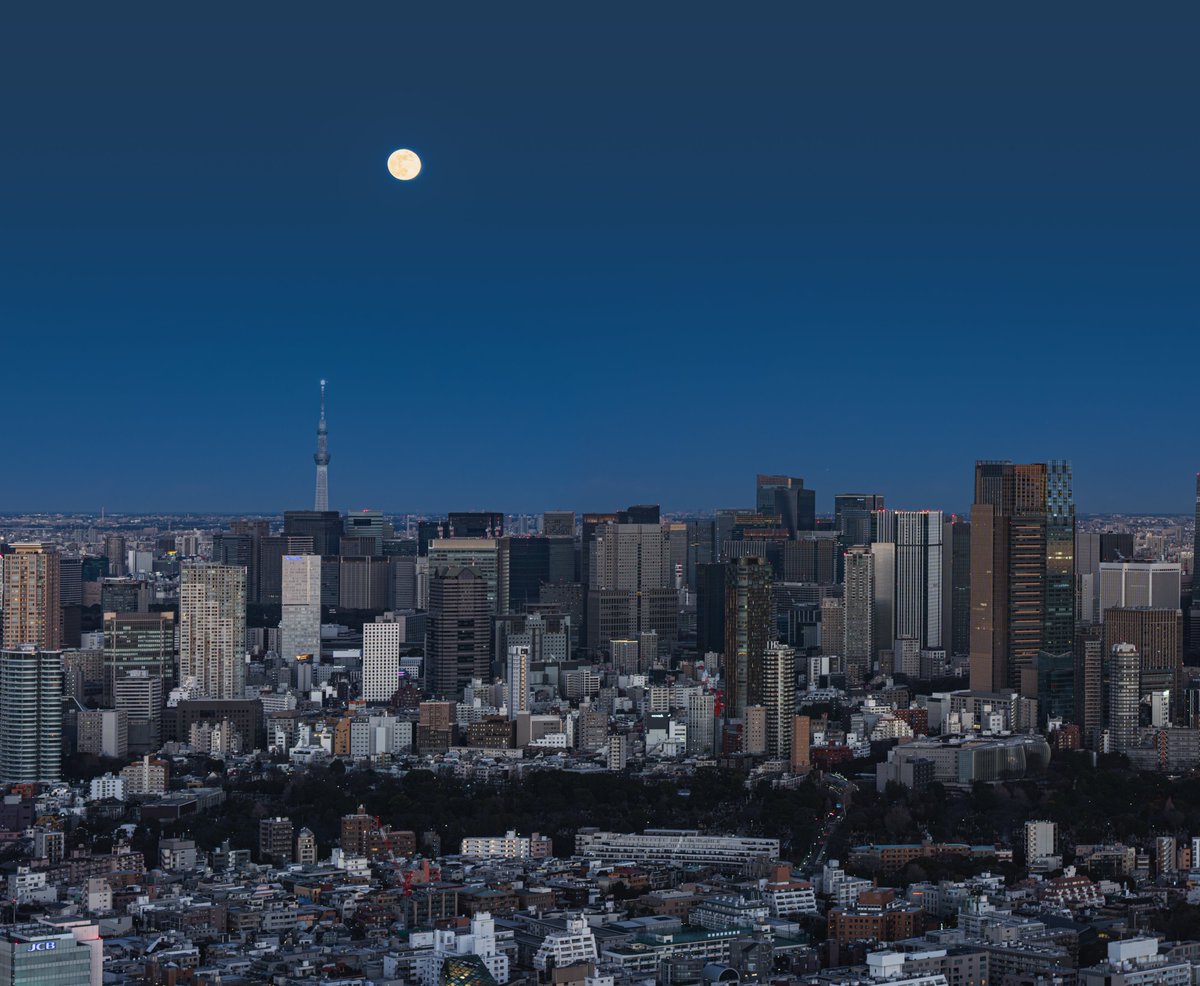 Stv_Lynn's tweet photo. 2026 正月东京双塔 + 满月悬月

摄于 1 月 3 日的蓝调时刻（5pm 之后），于 Shibuya Sky，恰逢东京初雪后，空气质量非常好，大气很通透

原图由 12 张图接片而成，共计一亿像素，因为 X 放不下这么大的原图故做裁剪，评论区可从 unsplash 下载原图，可做桌面或用于印刷⬇️ https://t.co/pLqKoKZmWL