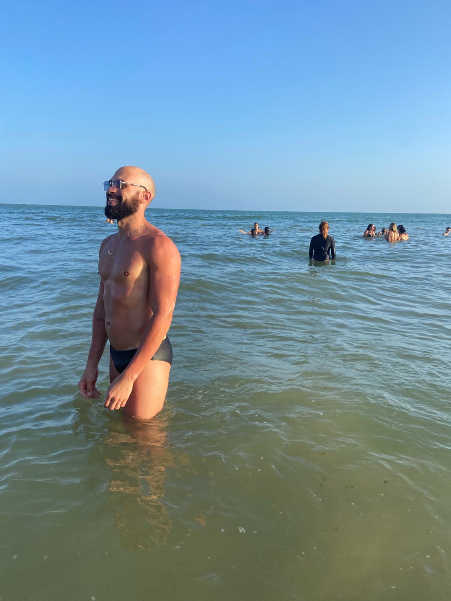 Todo vermelho, mas queria ficar mais na praia.