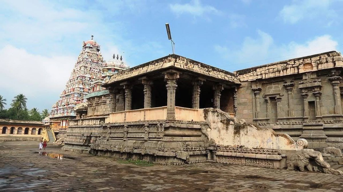 इस मंदिर की भव्यता देखते ही बनती है
हजारों साल पूर्व बने इस मंदिर को जब आप देख ते हैं तो आपकी नजर हटाए नहीं हटती

गर्भगृह से लेकर मंदिर की दीवारें खंबे छत और मंदिर की विशाल ऊंचाई आप को सम्मोहित कर देती है

जब जब आपकी नजर इसकी शिल्प कला पर जाती है
१/२