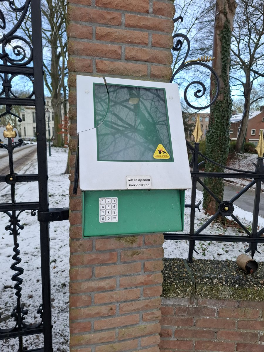 StadAsperen's tweet photo. Deze Automatische Externe Defibrillator (AED, hangt op Raadhuisplein) is opgeblazen door vuurwerk op oudjaarsdag, dit apparaat kan van levensbelang zijn bij een reanimatie. @raadwestbetuwe @POL_Gelderland https://t.co/CRw5m8OQfs