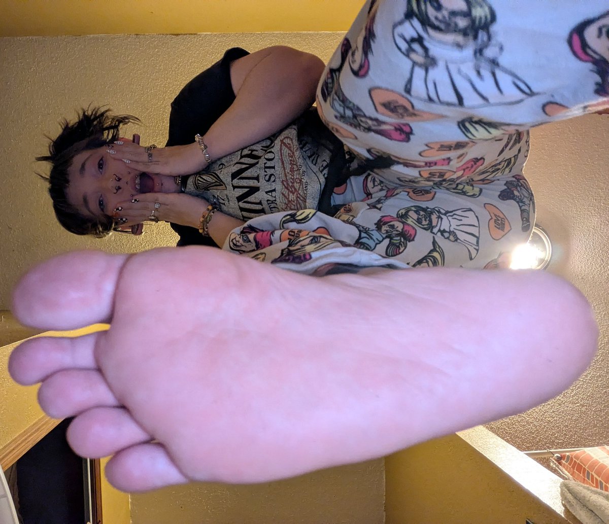 da_drizzle_'s tweet photo. Ohhh I almost stepped on your loser ass down there 😂😂🤏🏻🤏🏻🤏🏻

#findom #giantess #soles #feetworshi̇p #feetfetısh #goth #tinyslaves https://t.co/O6VLyRxPxZ