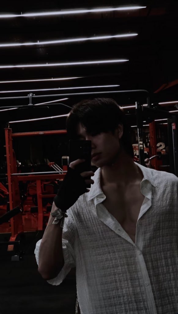 phuwinful's tweet image. these phuwin gym mirror selfies..