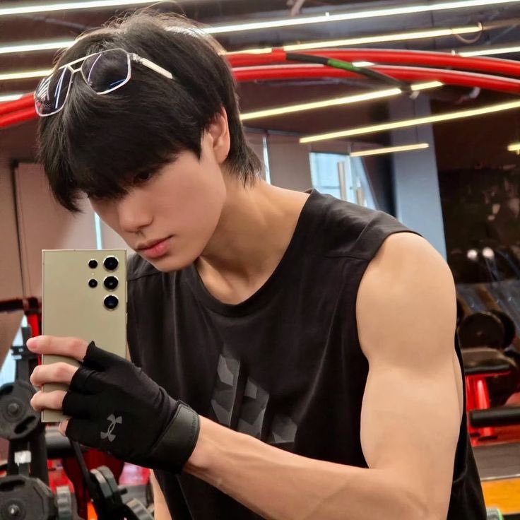 phuwinful's tweet image. these phuwin gym mirror selfies..