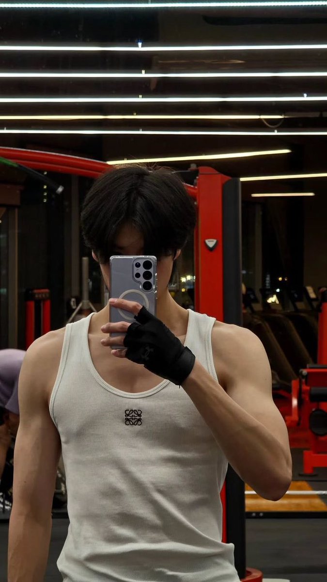 phuwinful's tweet image. these phuwin gym mirror selfies..