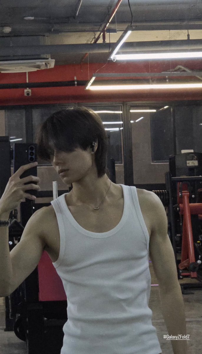 phuwinful's tweet image. these phuwin gym mirror selfies..