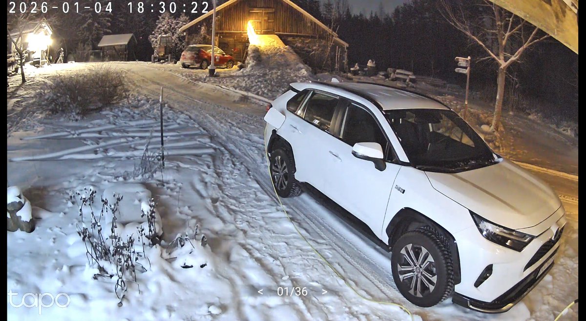 Hommasin uuden (käytetyn) auton. Pitkällisen pähkäilyn jälkeen valitsin RAV4 PHEV:n. Moni voi pitää hulluna valintana, ja se vain sopii. Itselleni tämä oli kuitenkin ihan ykkösvaihtoehto, -sain, mitä halusin. Aika näyttää, miten käy.