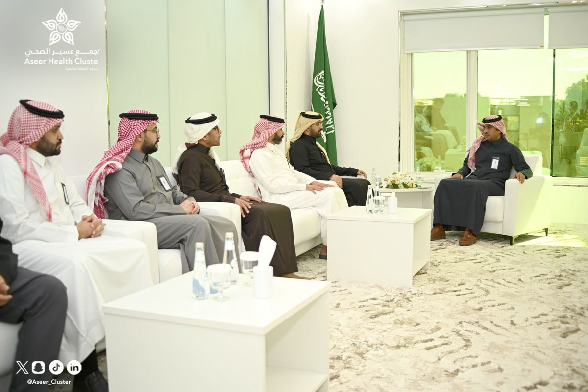 Aseer_Cluster's tweet photo. في إطار تعزيز الشراكات المجتمعية ودعم منظومة الرعاية الصحية، وقّع سعادة الرئيس التنفيذي لـ #تجمع_عسير_الصحي ناصر بن راشد الصافي اتفاقية تعاون مع جمعية توفير الدواء بعسير، بهدف تقديم خدمات صحية متكاملة تسهم في رفع جودة الرعاية الصحية للمستفيدين، وتعزيز التكامل بين القطاع الصحي والقطاع غير الربحي بما يحقق أثرًا مستدامًا على صحة المجتمع.