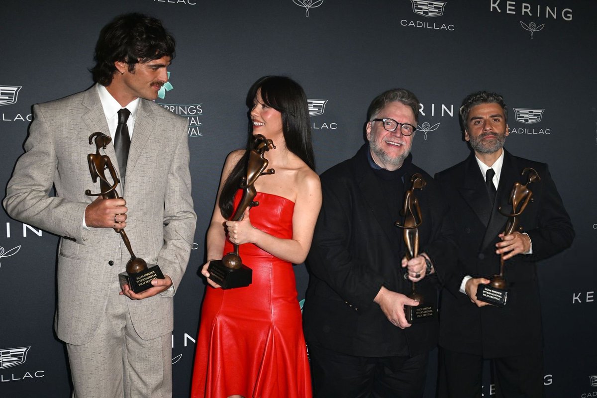 thembi34284760's tweet photo. Uhmm excuse you mia goth and jacob elordi thet are trying to get a group picture, not a couple one https://t.co/r3p1HK71It