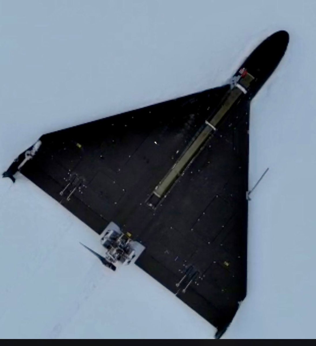 radar_ua's tweet image. Противник продовжує шукати способи знищення нашої авіації. 

Сьогодні ми вперше зіткнулися з Шахедом, на борту якого встановлено ПЗРК.

Шахед обладнаний камерою і радіомодемом. Запуск ракети здійснюється пілотом Шахеда, який керує ним з території РФ.

Прошу пілотів армійської…