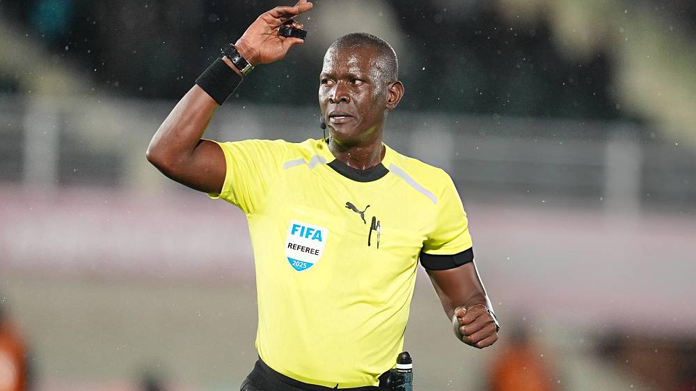 Oumar_bulla's tweet photo. This referee, Boubou Traoré 🇲🇱 seems to have entered with the result already in his pocket, doing everything possible to ensure Morocco 🇲🇦 gets the result. A big fraud! This shows the influence Morocco has in African football. #AFCON2025 @CAF_Online you have your own winner? https://t.co/7hWno5Fva2