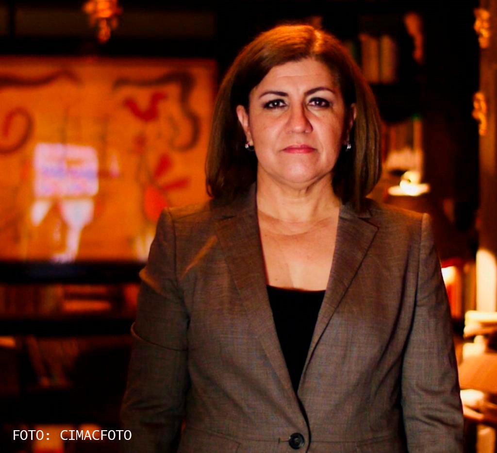 Cimacnoticias's tweet image. Para Rosa María Rodríguez, la difamación y las amenazas se habían convertido en parte de su “rutina” periodística. Hasta que un día esas palabras iban dirigidas a sus hijos. Ese día se fue de Tamaulipas. No ha regresado.
📖 Lee su historia en #Aliadas: tinyurl.com/ydu5nkz6