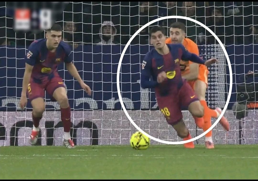 انا متضايق وزعلان جدا من جوان جارسيا بسبب اللي عمله امبارح دا
انت حارس كبير يجوان وعلى راسنا كلنا لكن توصل انك ترمي مارتين على الأرض عشان ينزل يدور على ترتيب ريال مدريد كدا انت بدأت تستهبل بصراحه