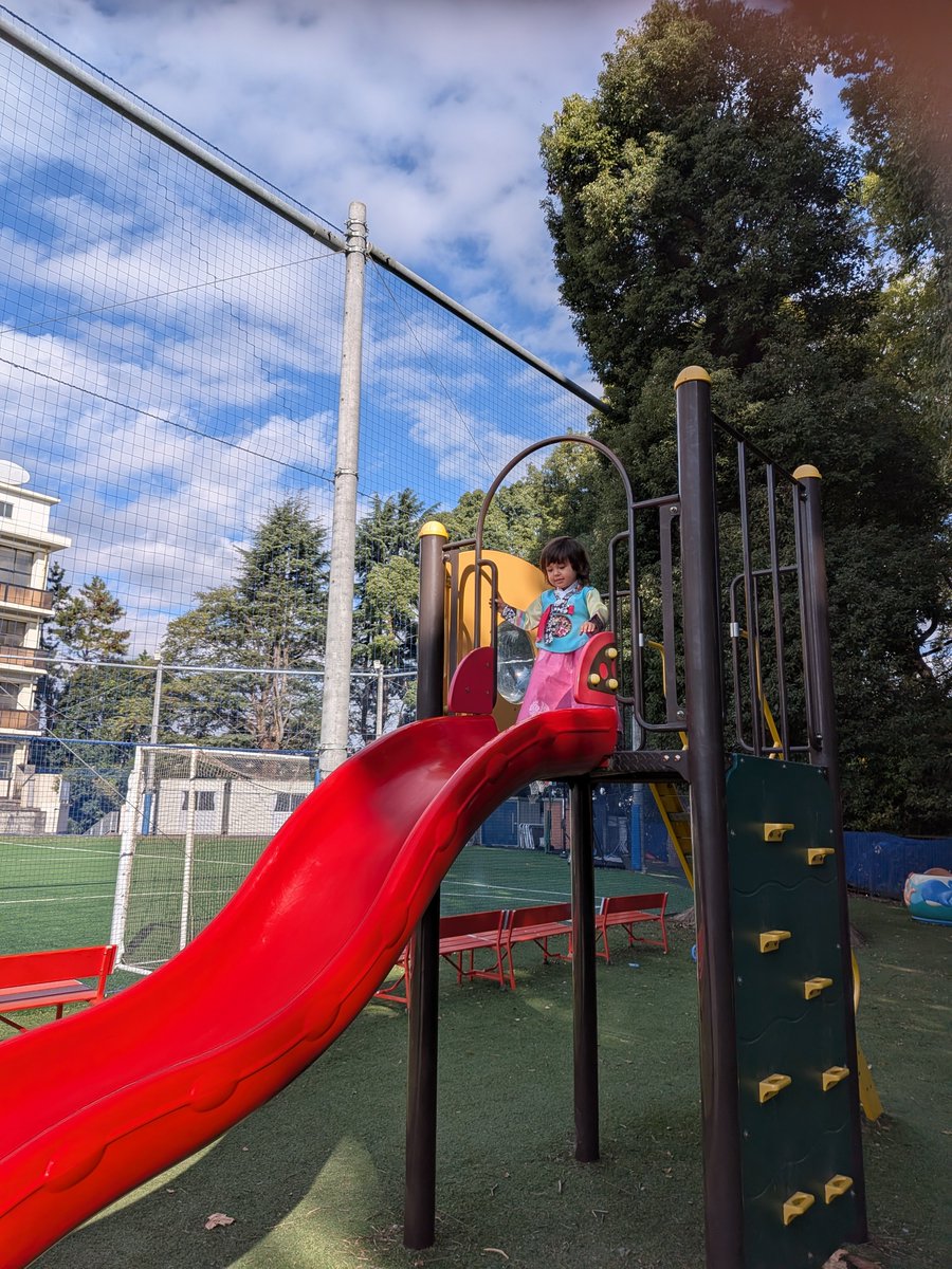 oyunyaso's tweet photo. 今回も大人気やったこちらの美少女

ちっこい公園的なのが学校内にあって子連れにもよき🛝 https://t.co/ThX7RqJUXD