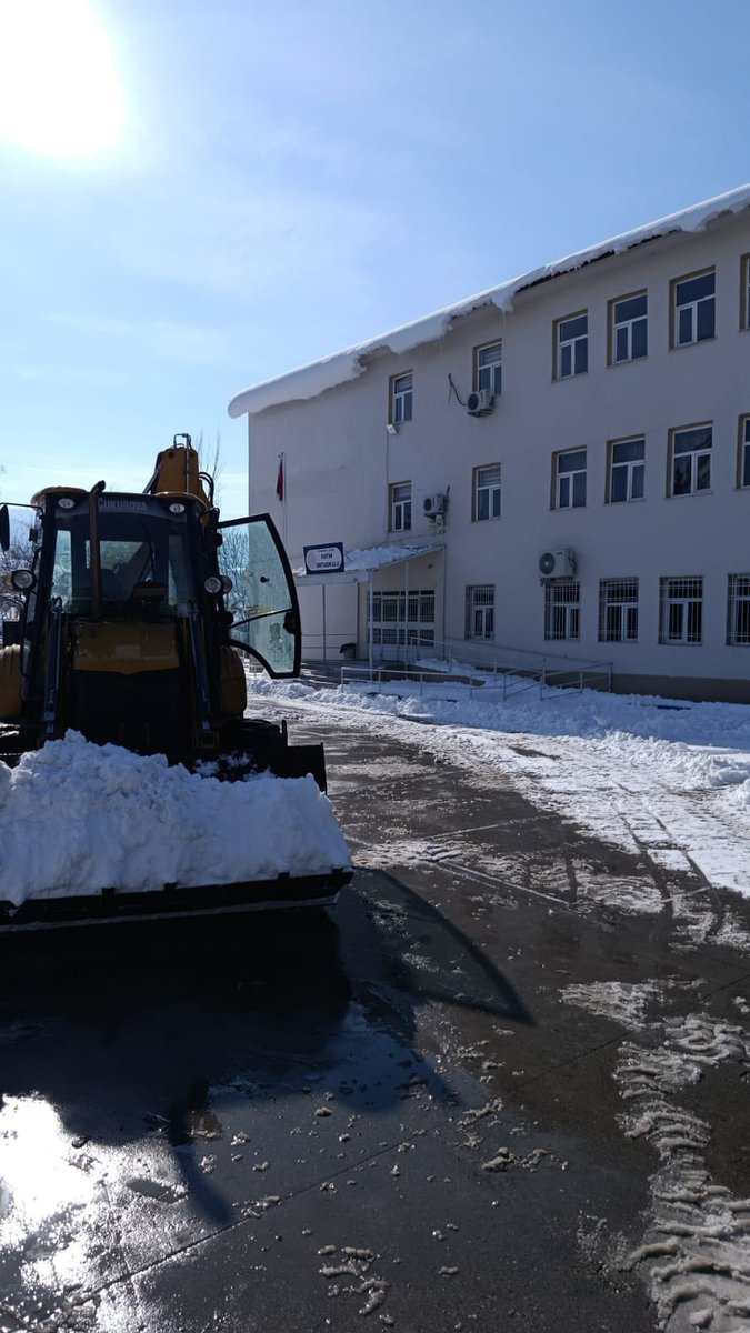 Okullarımızın bahçelerini temizledik ve tuzlama çalışmalarımızı gerçekleştirdik 🧹🚜

Ekiplerimiz gün boyu üstün gayret göstererek ilçe merkezimizdeki okullarımızı eğitim ve öğretimin aksamaması için temizledi, çalışma arkadaşlarıma emeklerinden dolayı teşekkür ediyor,