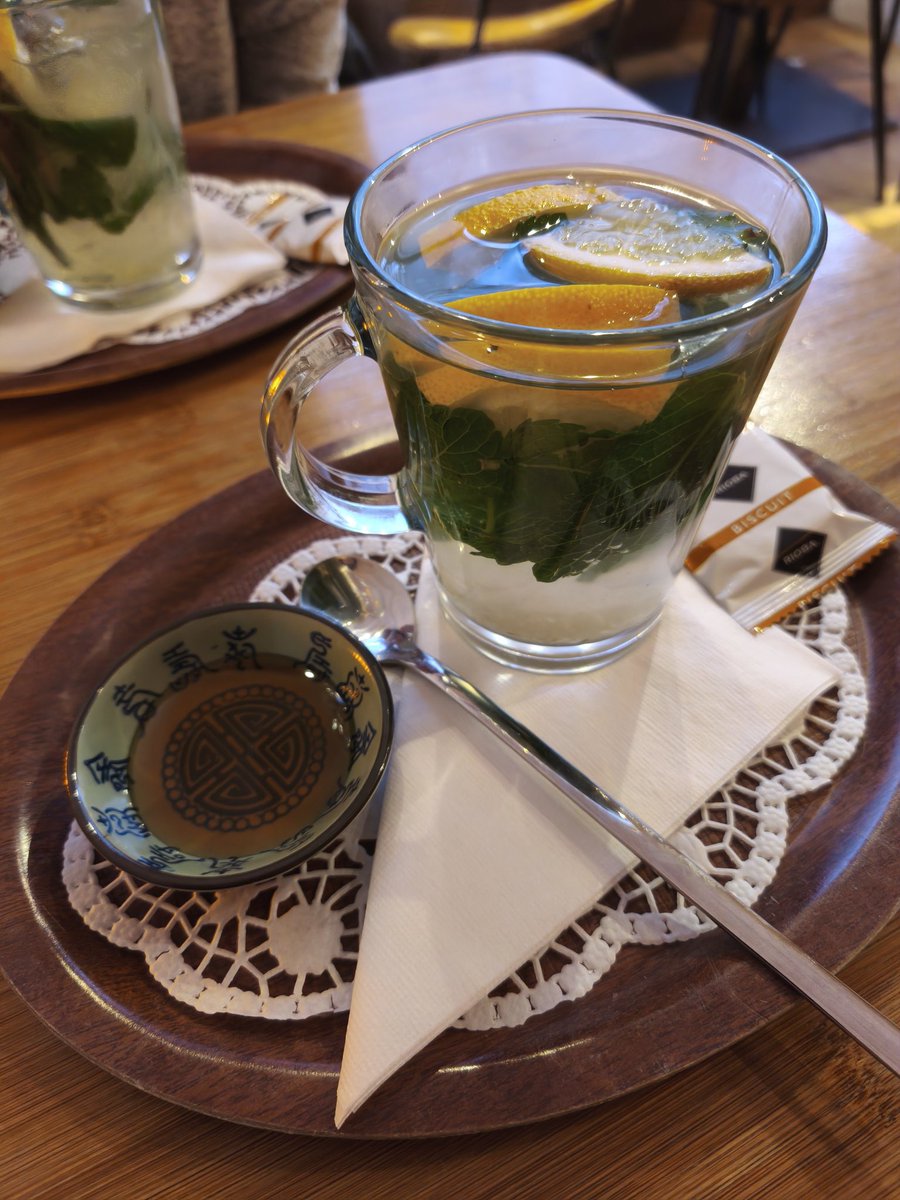 Asian Fusion-Küche: Spicy Tuna Bowl, Yaki Tori und Kamo Tempura
📌 SuChi, Veringstraße, Hamburg