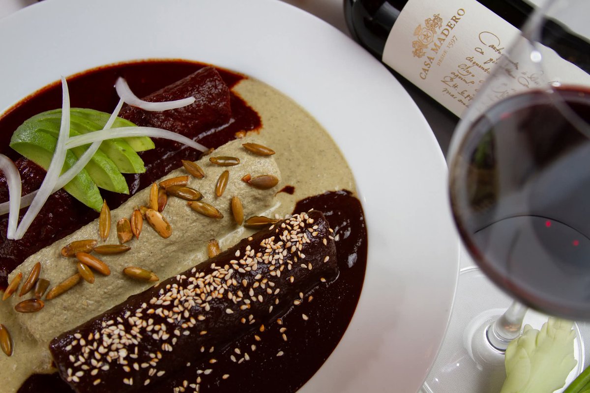 🍲 ¿Ya probaste los moles tradicionales del <a href="/muralpoblanos/">Mural de los Poblanos</a>?

Aquí la riqueza poblana se siente en cada sabor y cada historia muralizada. 🇲🇽🎨 

💬 Comenta con un emoji tu sabor favorito: 😋🌶️🍗

#TesorosDeMéxico #Puebla #CocinaTradicional