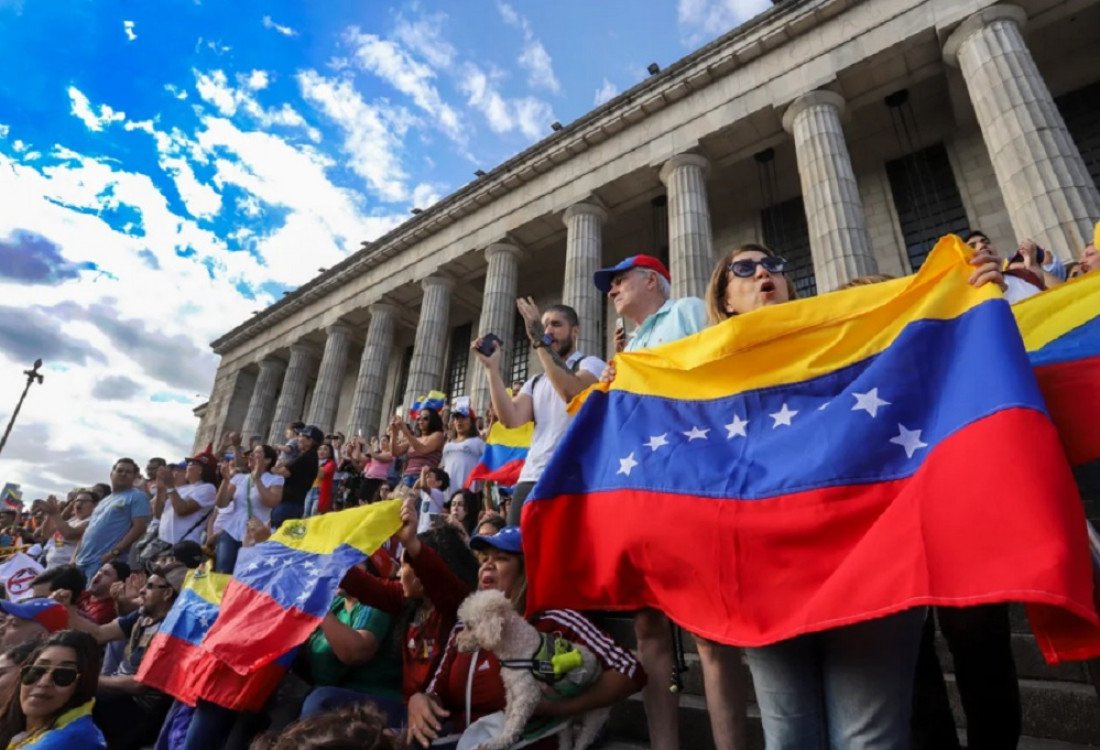 🇻🇪 Estos son los 10 países con más venezolanos.

1. 🇨🇴 Colombia - 2.800.000
2. 🇵🇪 Perú - 1.700.000
3. 🇺🇸 Estados Unidos - 950.000
4. 🇧🇷 Brasil - 730.000
5. 🇨🇱 Chile - 700.000
6. 🇪🇸 España - 650.000
7. 🇪🇨 Ecuador - 440.000
8. 🇦🇷 Argentina - 175.000
9. 🇲🇽 México - 105.000
10. 🇩🇴