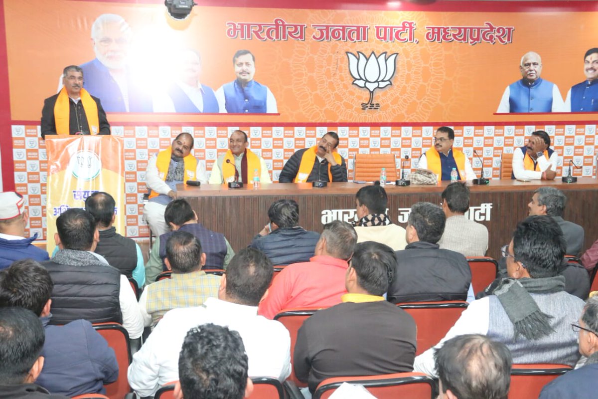 BJP4MP's tweet photo. भाजपा प्रदेश संगठन महामंत्री श्री @HitanandSharma जी ने भाजपा प्रदेश कार्यालय में भोपाल महानगर द्वारा विगत एक वर्ष में किए गए संगठनात्मक कार्यों एवं अभियानों के क्रियान्वयन को लेकर पदाधिकारियों एवं अभियान की टोलियों के साथ बैठक कर समीक्षा बैठक की।

इस दौरान भोपाल जिलाध्यक्ष श्री रविन्द्र यति जी एवं जिला प्रभारी श्री महेंद्र यादव जी उपस्थित रहे।
